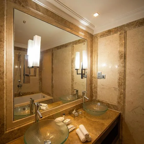 Holiday Inn Cochin by IHG, hotel in Cochin