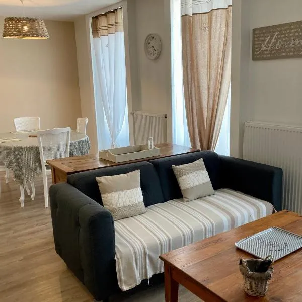 La maison Virginie appartements climatisés de 1 à 5 pers cosy central parking gratuit linge fibre proximité port lac canal piscine, hotel v destinaci Montargis