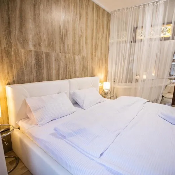 Стильна квартира в центрі на Площі Ринок вулиця Галицька 9, hotel en Leópolis