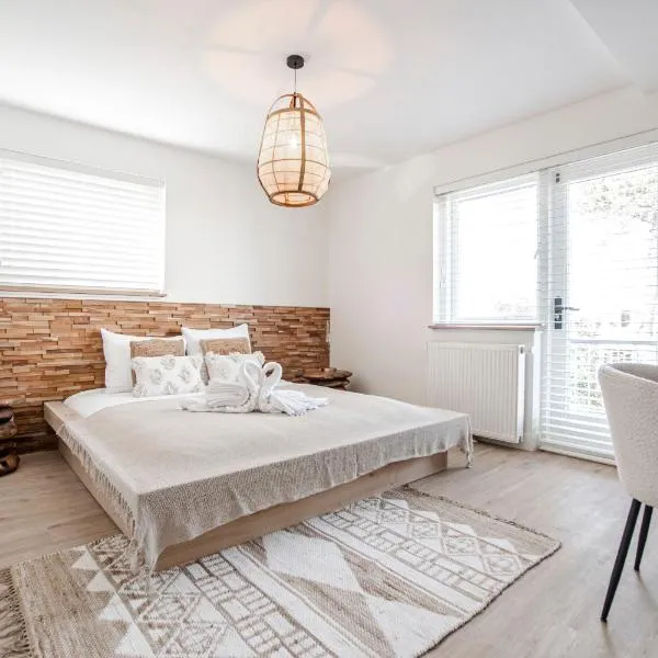 Marley’s Beachhouse - Luxury Guest Room with balcony, hotel v destinaci Zandvoort