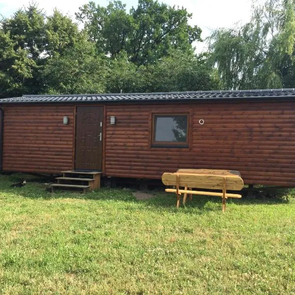 Domek przy stawie, hotel en Zaręby Kościelne