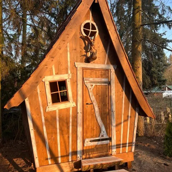 Märchenhütte- Campen am Wald und See, Hotel in Neuruppin