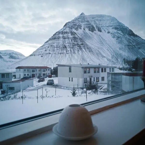 Apartment with Amazing Mountain View, hotel em Bolungarvík