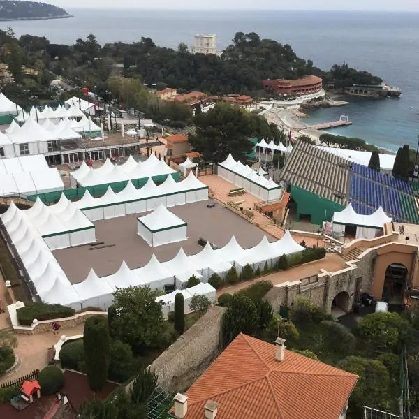 FABULOUS !!APARTMENT A FRONT OF LEGENDARY MONTE CARLO BEACH and TENNIS CLUB !, hôtel à Roquebrune-Cap-Martin