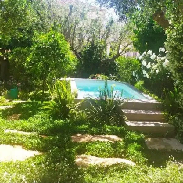 Olive Lemon Biophilic House & Lush Forest Garden, hotel in Vamos