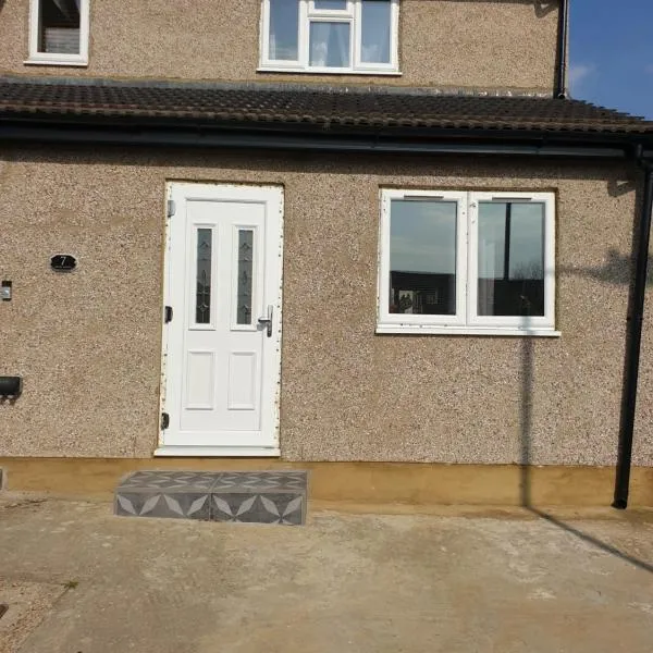 Two beautiful double bedroom Tulip apartment, hotel in Dagenham