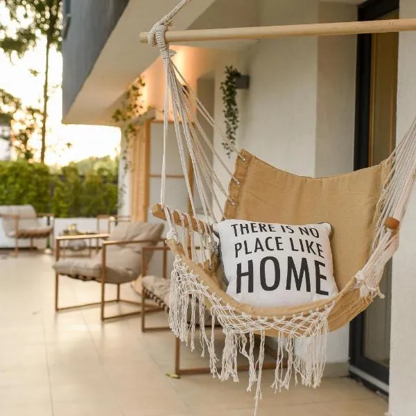 VACATION FEEL - 2BR Apartment with Terrace & Private Parking in Baneasa,布加勒斯特的飯店