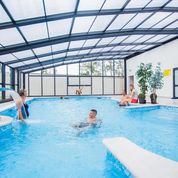 Mobil Home XXL 4 chambres - Camping Le Brabois, hotel i Villers-lès-Nancy