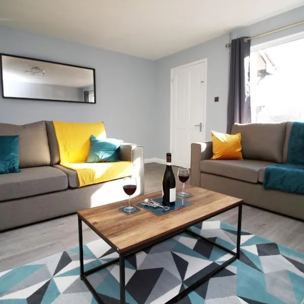 CHANDOS - Spacious Home, High Speed Wi-Fi, Free Parking, Garden, hotel v destinaci Swindon