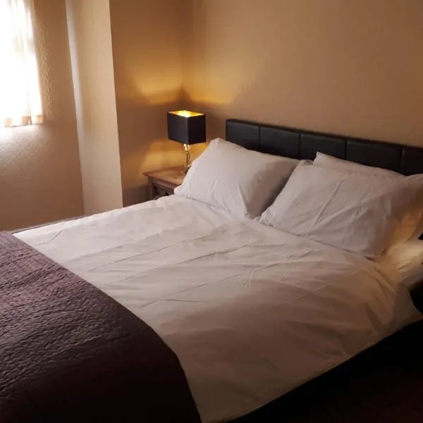 House - Sleeps 7 Pet Friendly & Free Parking, hotel in Chester