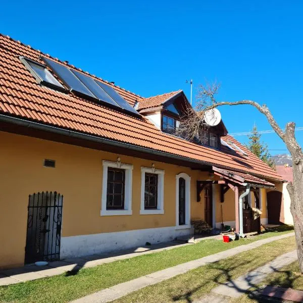 Penzión Larix Blatnica, hotel in Valentová