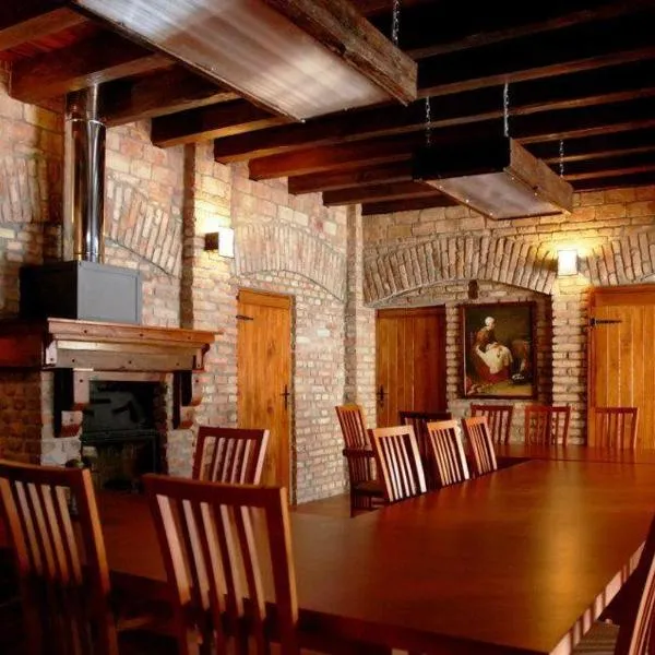 Trzy Dęby, hotel v destinaci Dębogóra