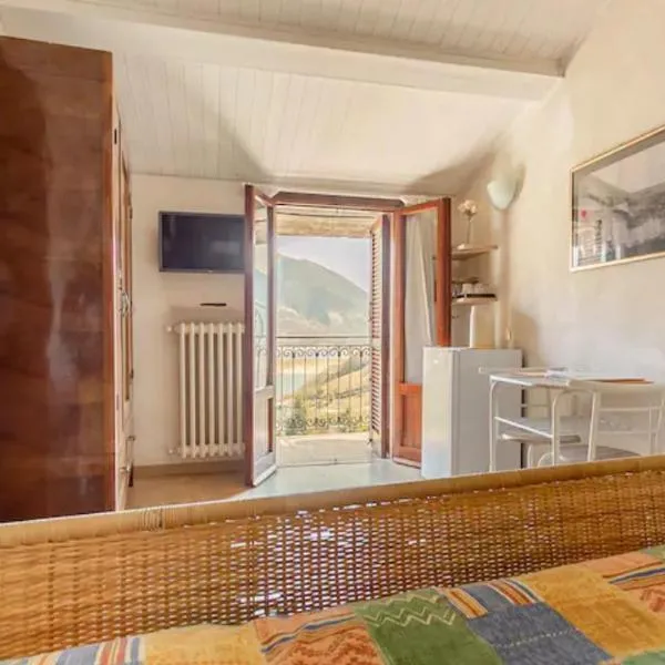 Stanza con terrazzo Vista Lago - LAKEHOLIDAY, hotel in Castel di Tora