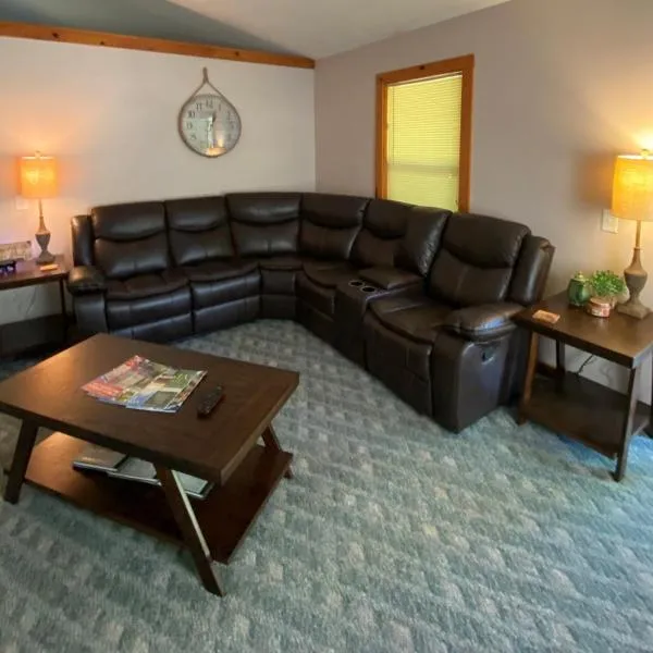 Cedar Creek Cabins #1 - Giant Spa Tub, Large Wooded Porch, Full Kitchen, 1 Bedroom, hotel in Eureka Springs