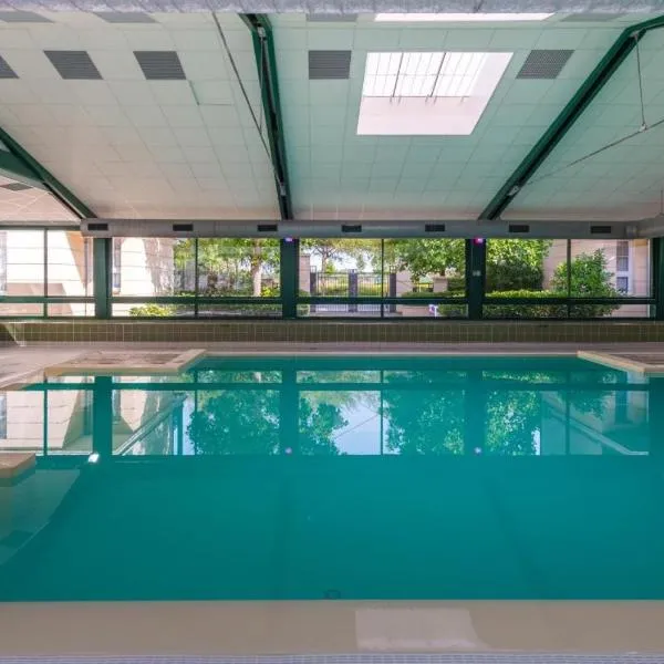 Jungle Duplex with pool 5 min Disneyland, hotel in Serris