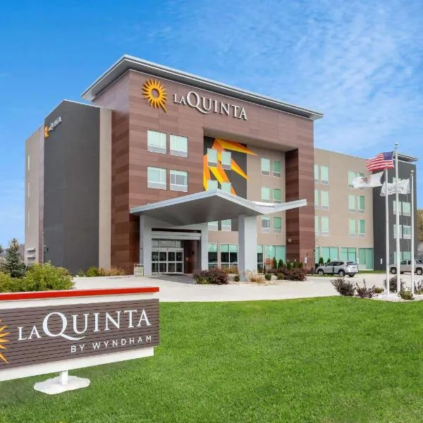 La Quinta Inn & Suites by Wyndham Shorewood, hotelli kohteessa Shorewood