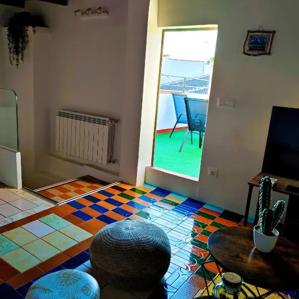 Casa Luzon, terraza-solarium con ducha y salon rustico, hotel Villarejo de Salvanésben