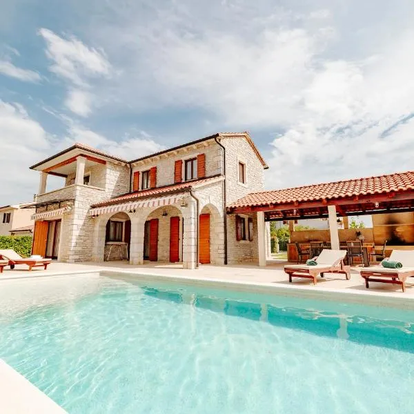 Villa Begonia mit privatem Saltwater Pool, hotelli kohteessa Višnjan