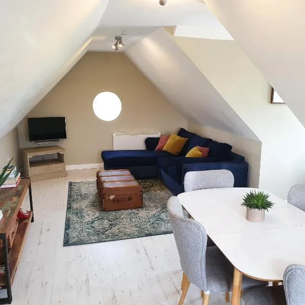 Beautiful 2 bedroom guest house with private pool in Lacock, Wiltshire, hotel in Lacock