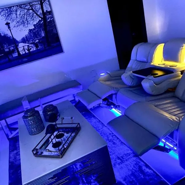 Spectacular PentHouse with private jacuzzi terrace, hotel v destinaci Santiago de los Caballeros
