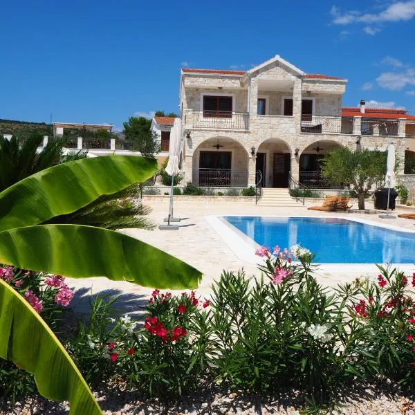 Villa Ludilo mit 4 Apartments in Poljica - Marina bei Trogir Split, hotel v Poljici