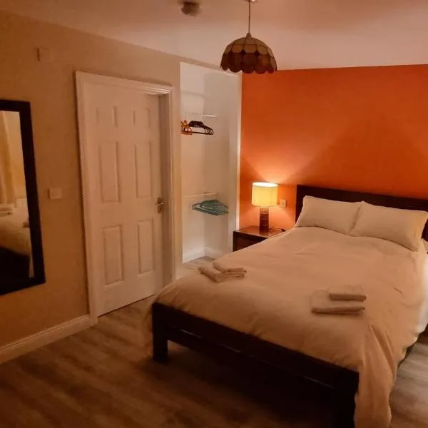 Spacious Curragh 2-bed apartment with own entrance, hotel in Brownstown Cross Roads