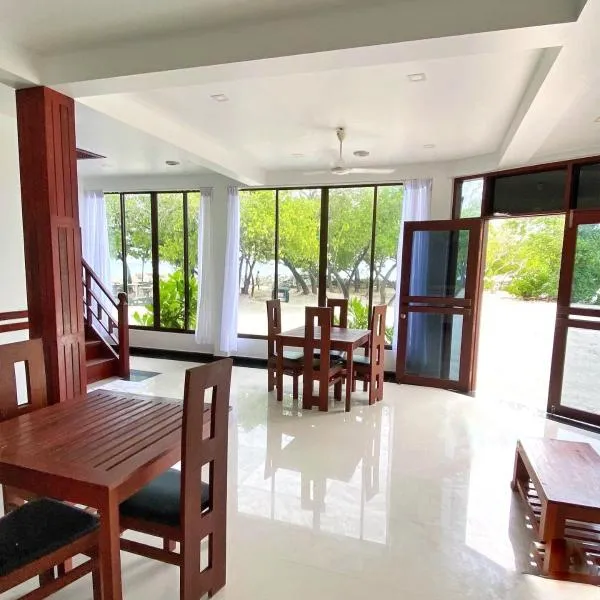 Beach Walk Villa Maldives, hotel v destinaci Gulhi