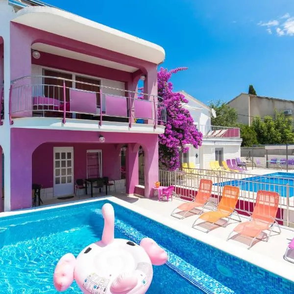 Beachfront villas Pinky-Superior heated pools and jacuzzi just 25 m from see, hotel em Seget Vranjica