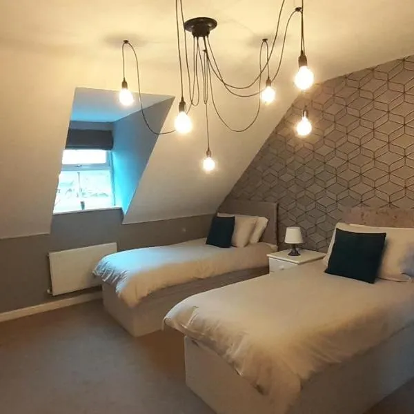 Kingshurst에 위치한 호텔 Hawksworth House in Chelmsley Wood, Birmingham near Solihull, near the NEC, HS2, JLR, Bear Grylls Centre, Resorts World and Birmingham airport, with a garage and free parking, great for families and contractors