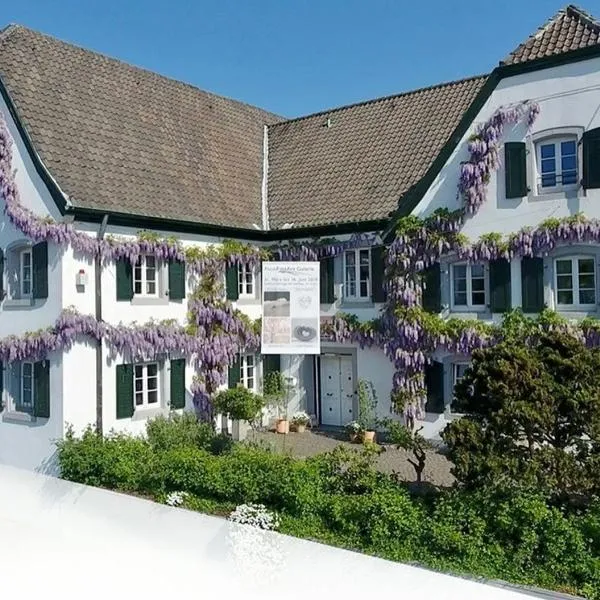 Rhein River Guesthouse - direkt am Rhein, hotel u gradu 'Worringen'