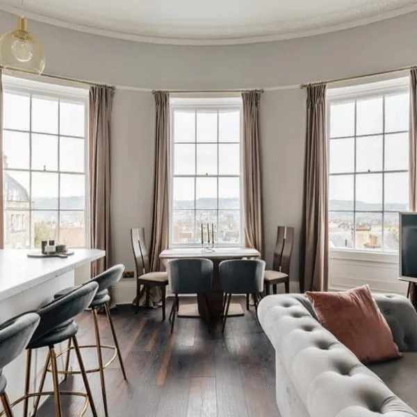The Portland Apartment - Georgian Building with parking, hotel in Bath