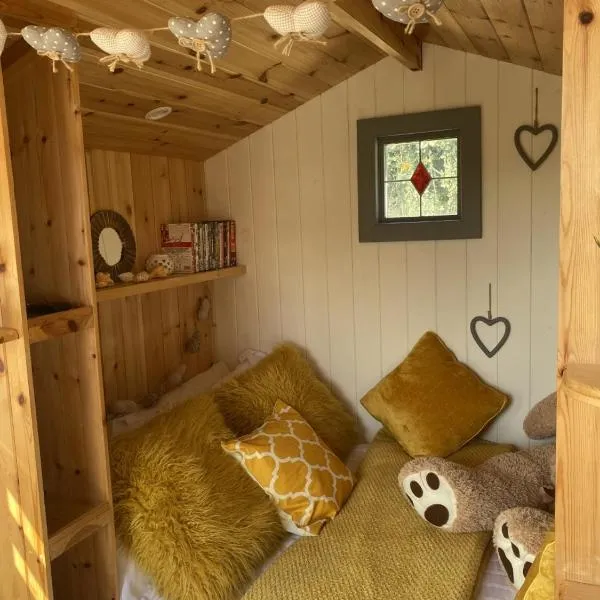Shepherd's Hut at St Anne's - Costal Location, hotel in Plymouth