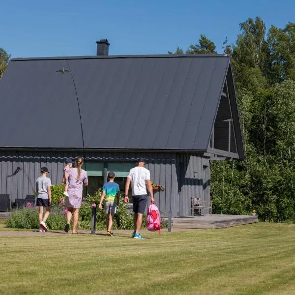 Piesta Kuusikaru riverside cottage in Soomaa region, hotel i Kergu-Mäeküla