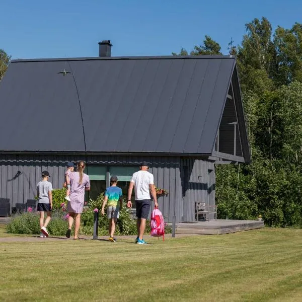 Piesta Kuusikaru riverside cottage in Soomaa region, hotel en Kergu-Mäeküla