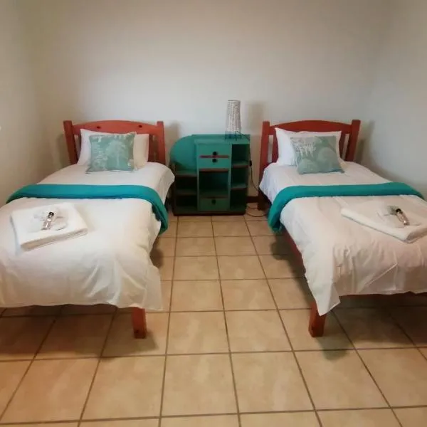 Travellers Treat - 6 Sleeper House just minutes from the beach!, hotel a Agulhas