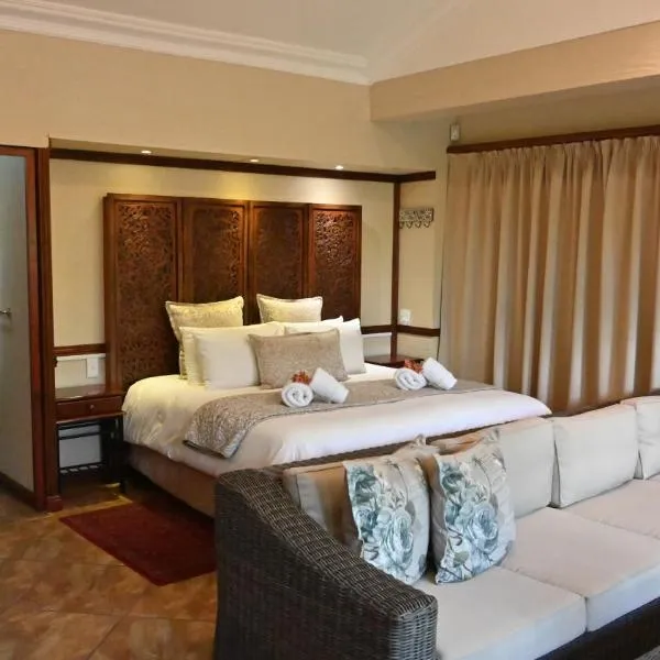 LUXURY EN-SUITE ROOM WITH LOUNGE @ 4 STAR GUEST HOUSE, Hotel in Middelburg