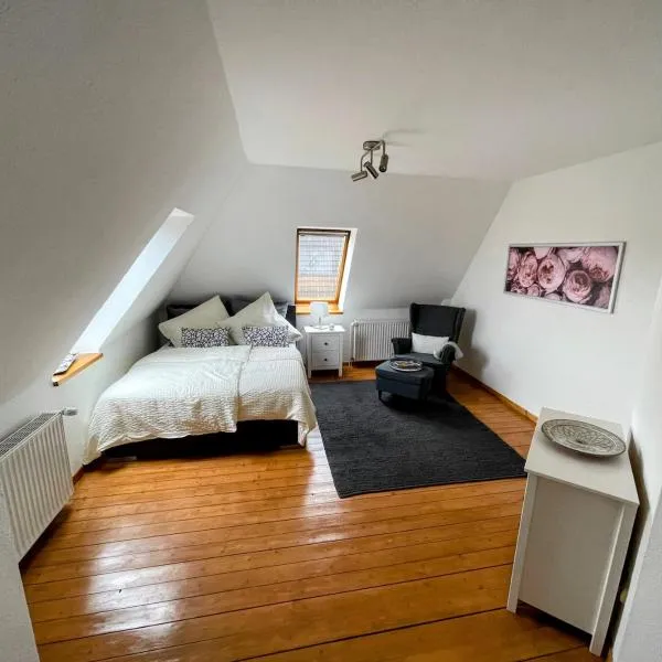 *To hus* Wohnung am Rande von Jever, hotel v destinaci Jever