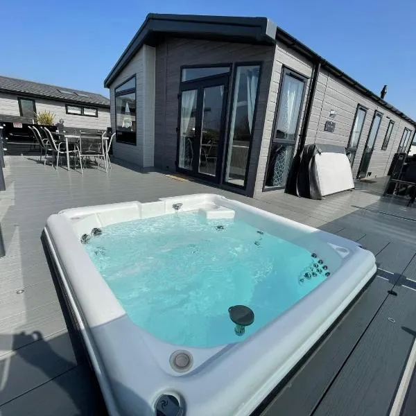 Indulgence Lakeside Lodge i3 with hot tub, private fishing peg situated at Tattershall Lakes Country Park, hotel in Tattershall