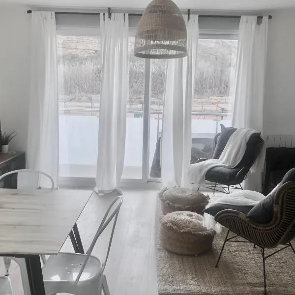 Precioso apartamento en Monzón con terraza,piscina,parque infantil y parking, hotel en Lastanosa