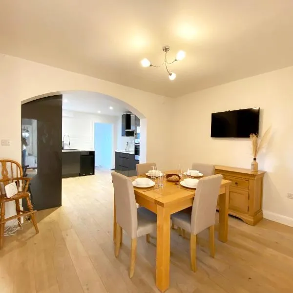 Freshly renovated 2 bedroom Victorian town house., hotel v destinaci Hereford