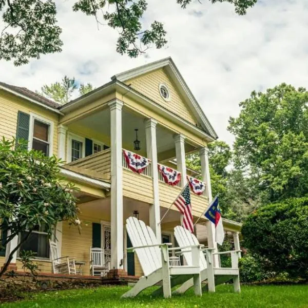 The Yellow House on Plott Creek, hótel í Waynesville