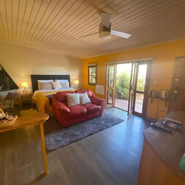 Strip Center Suites by Casona Lo Aguirre, hotel in El Monte