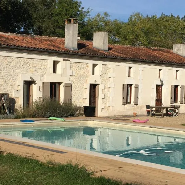 Maison Périgord vert piscine et spa, hotel v destinácii La Roche-Chalais