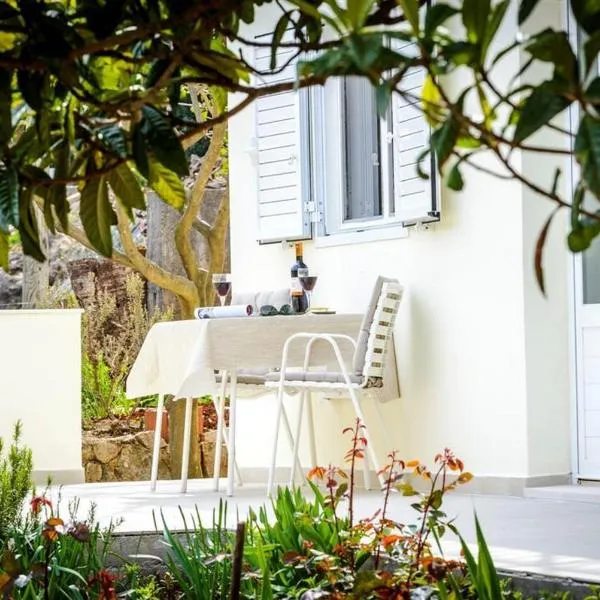 Guest House Rooms Rose, hotel v destinaci Molunat