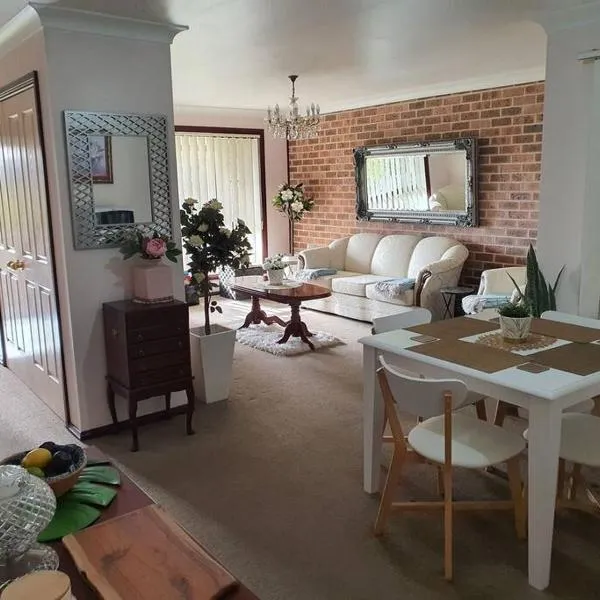 The Junction Estate COOL CALM COZY A Home N Host Property, hotel in Wallerawang