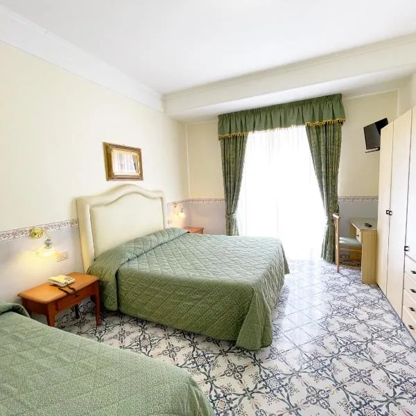 Hotel Reginella, hotel v destinácii SantʼAgata sui Due Golfi