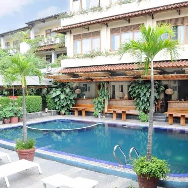 Mutiara Hotel and Convention, хотел в Бандунг