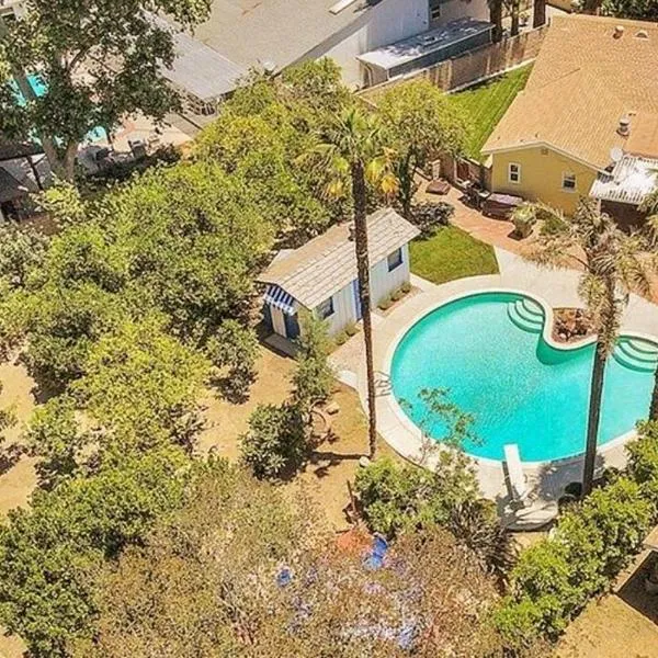 Spacious Home with Garden & Pool, hotel u gradu 'Northridge'