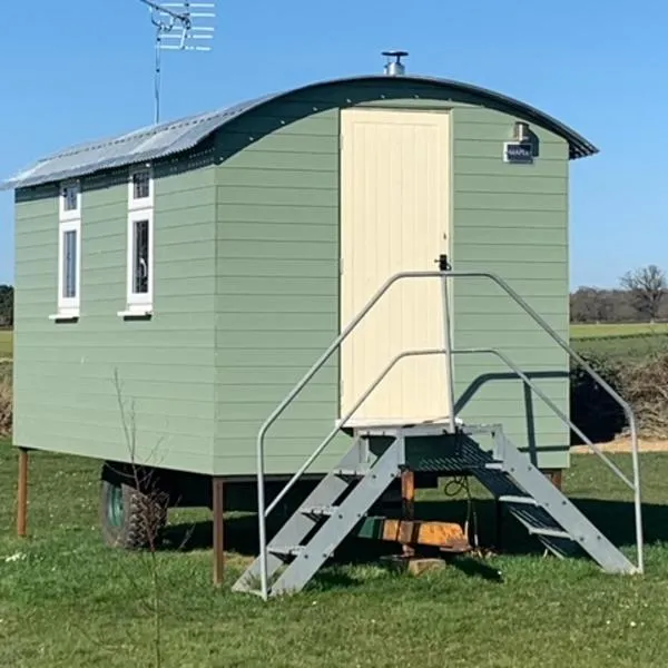 Maple Hut Four Acre Farm, hotel in Marsham