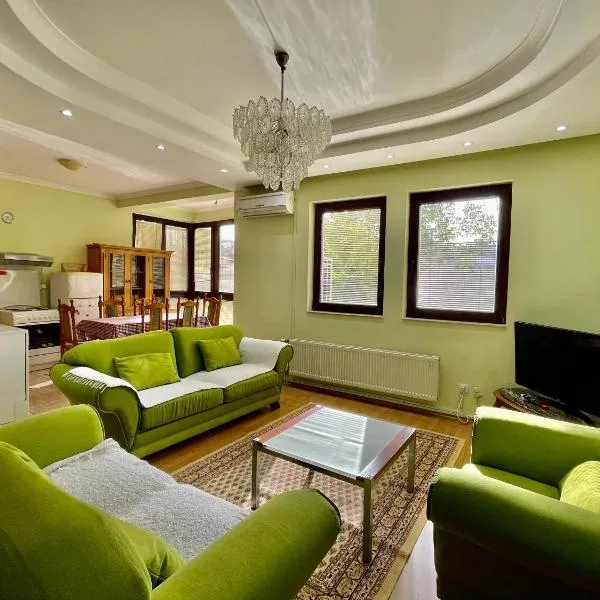 Huge Apartment with a Garden in the City Center, hotel in Pristina